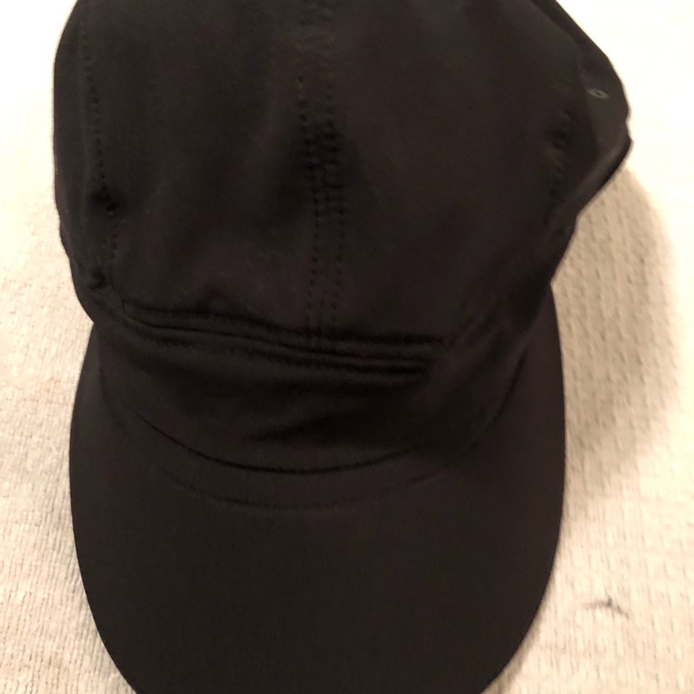 Lululemon black baseball cap black.